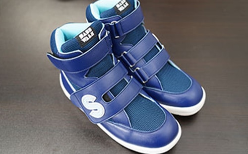 サスウォーク補正ハイカットシューズ｜正面斜め上からの画像