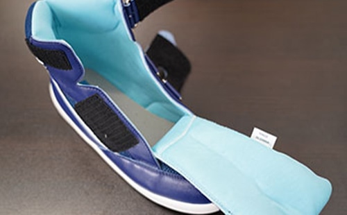 サスウォーク補正ハイカットシューズ｜吐き口を大きく開いた画像